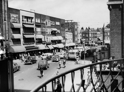 800309 Gezicht in de Potterstraat te Utrecht, vanaf het warenhuis Galeries Modernes (hoek Oudegracht / Lange ...